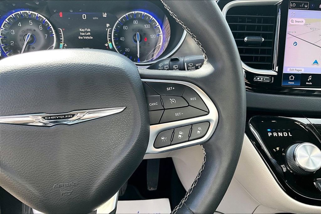 Used 2022 Chrysler Pacifica Touring-L w/ Uconnect Theater Family Group image 18