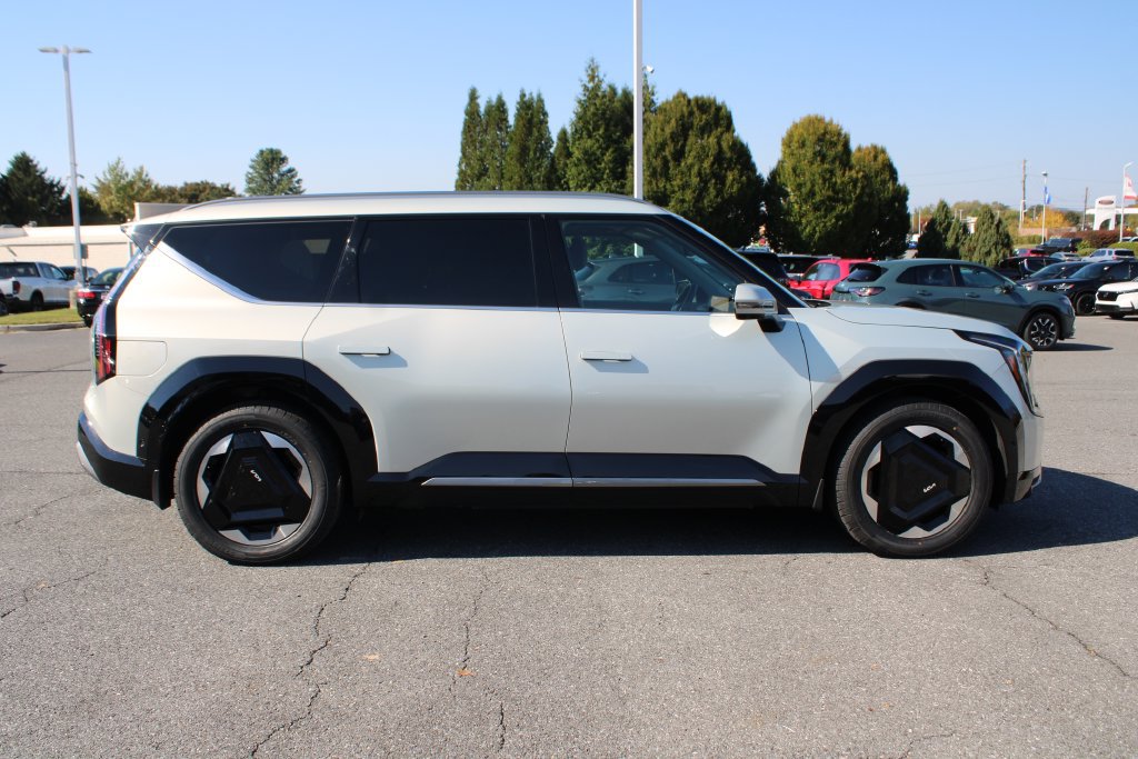 Used 2024 Kia EV9 Land AWD/4WD image 11