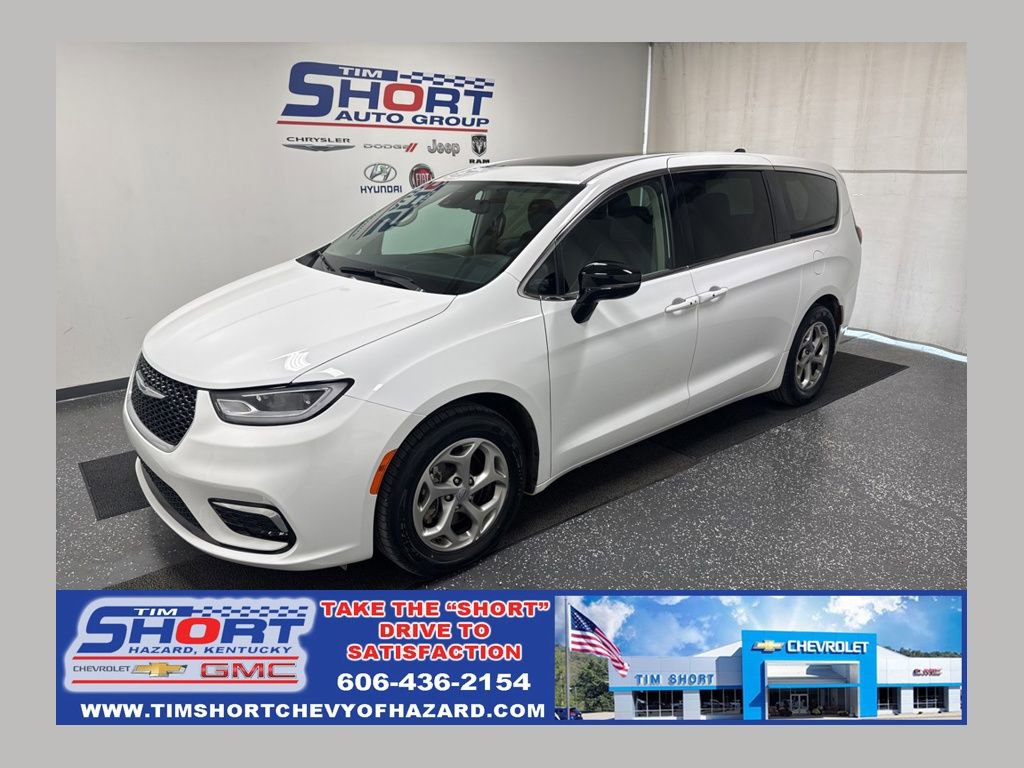 Used 2024 Chrysler Pacifica Limited w/ Uconnect Theater Family Group image 1