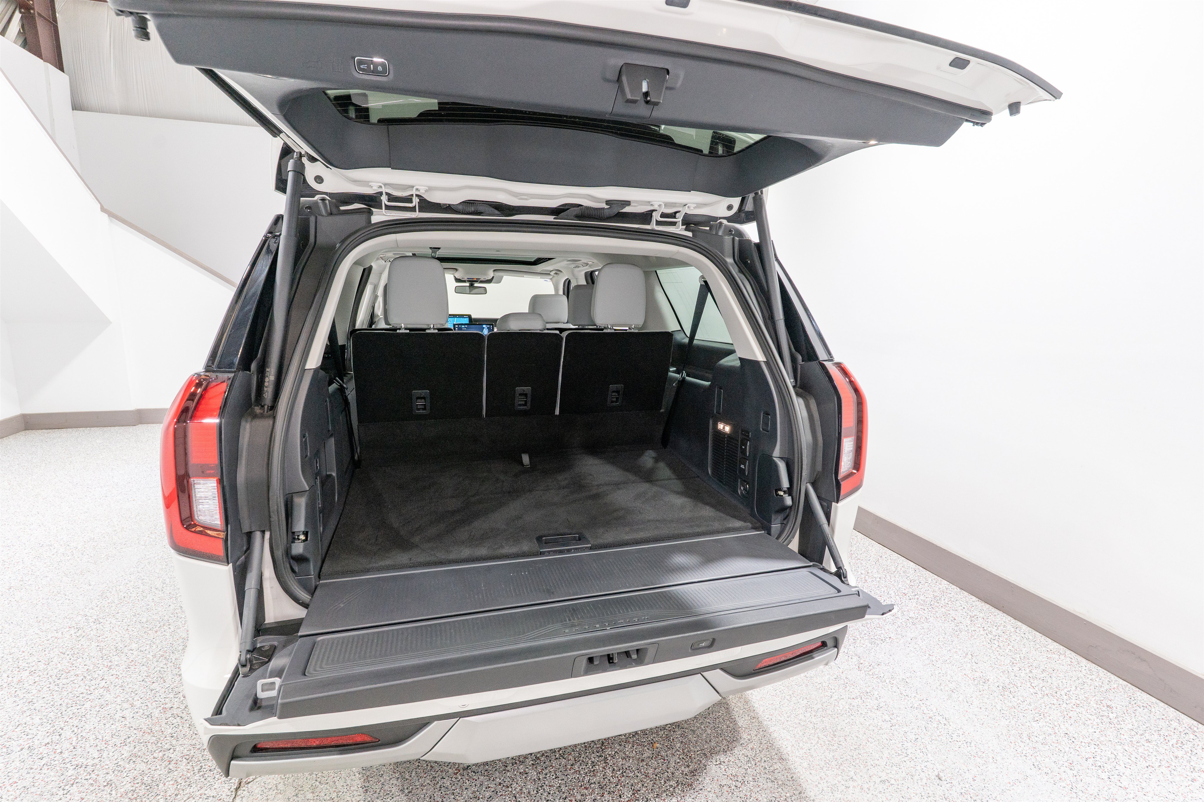 Used 2025 Ford Expedition Max Platinum w/ Platinum Ultimate Package AWD/4WD image 35