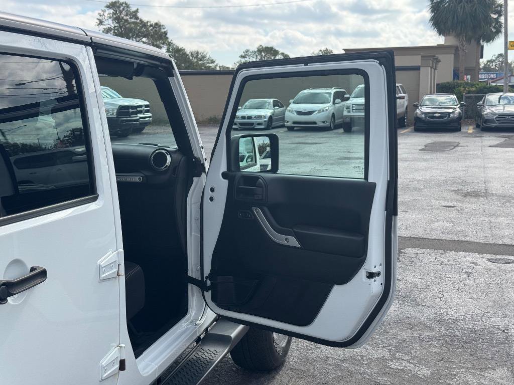 Used 2016 Jeep Wrangler Unlimited Sahara w/ Connectivity Group image 15