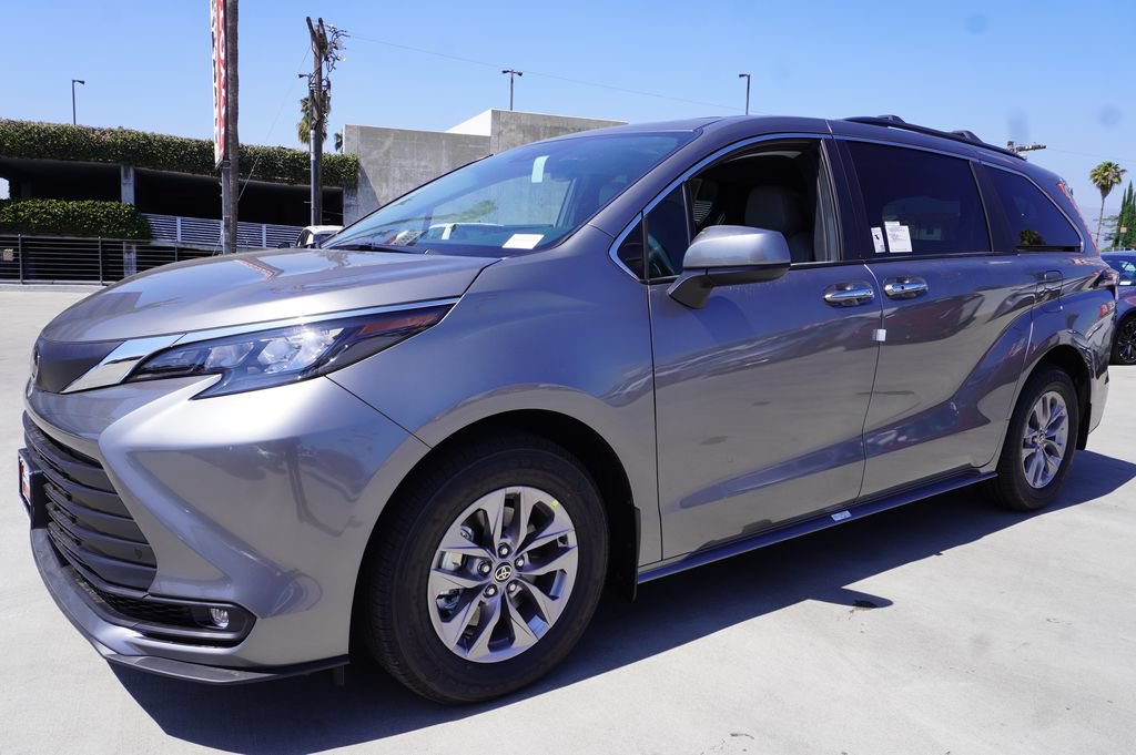 Certified 2026 Toyota Sienna XLE FWD image 4