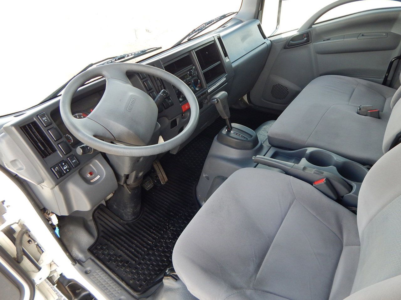 Used 2018 Isuzu NPR image 2