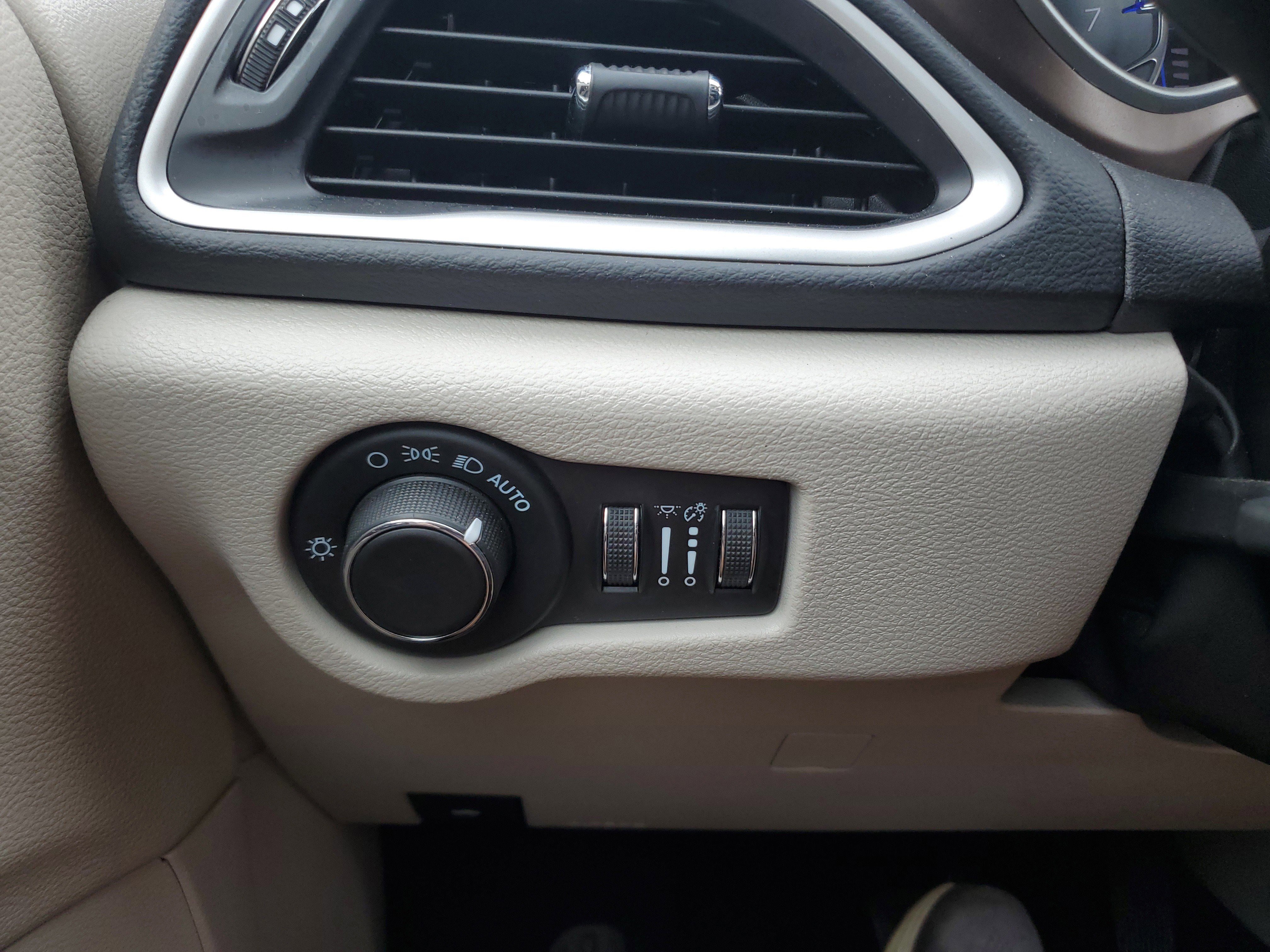 Used 2023 Chrysler Voyager LX image 20