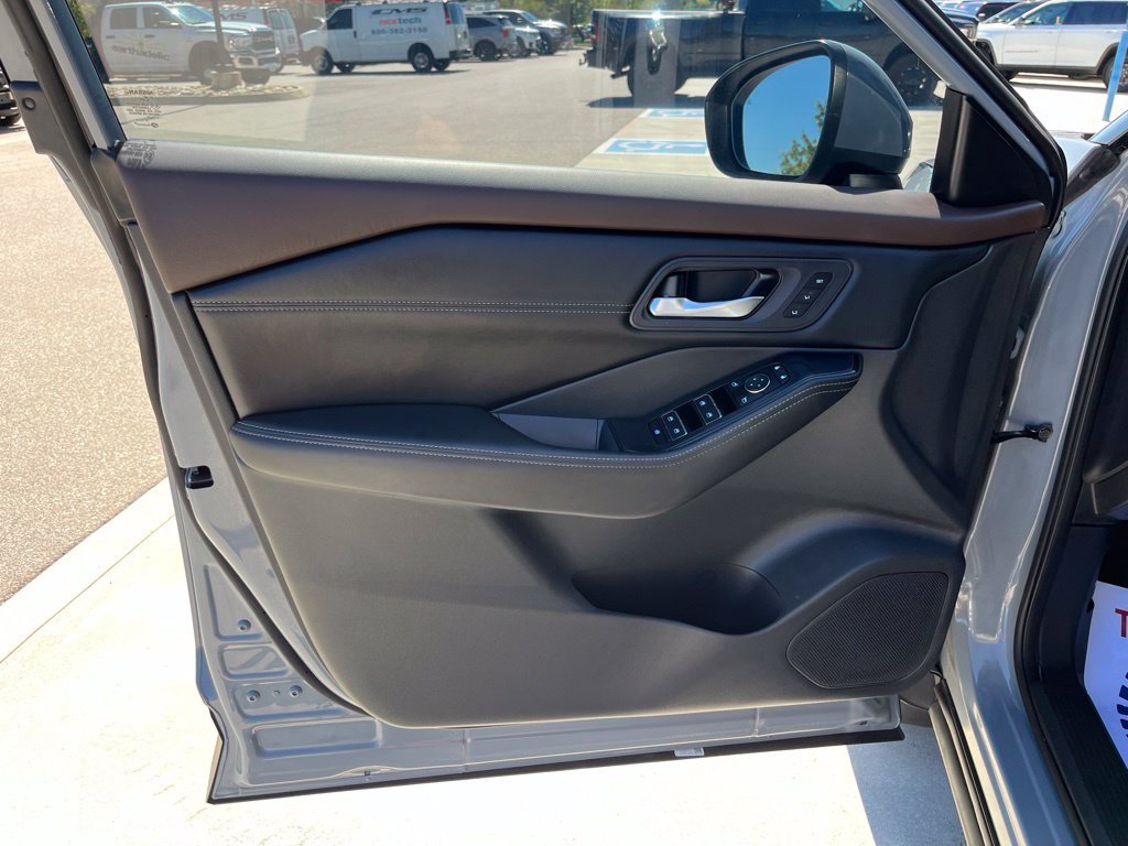 Used 2023 Nissan Rogue SL w/ SL Premium Package FWD image 6