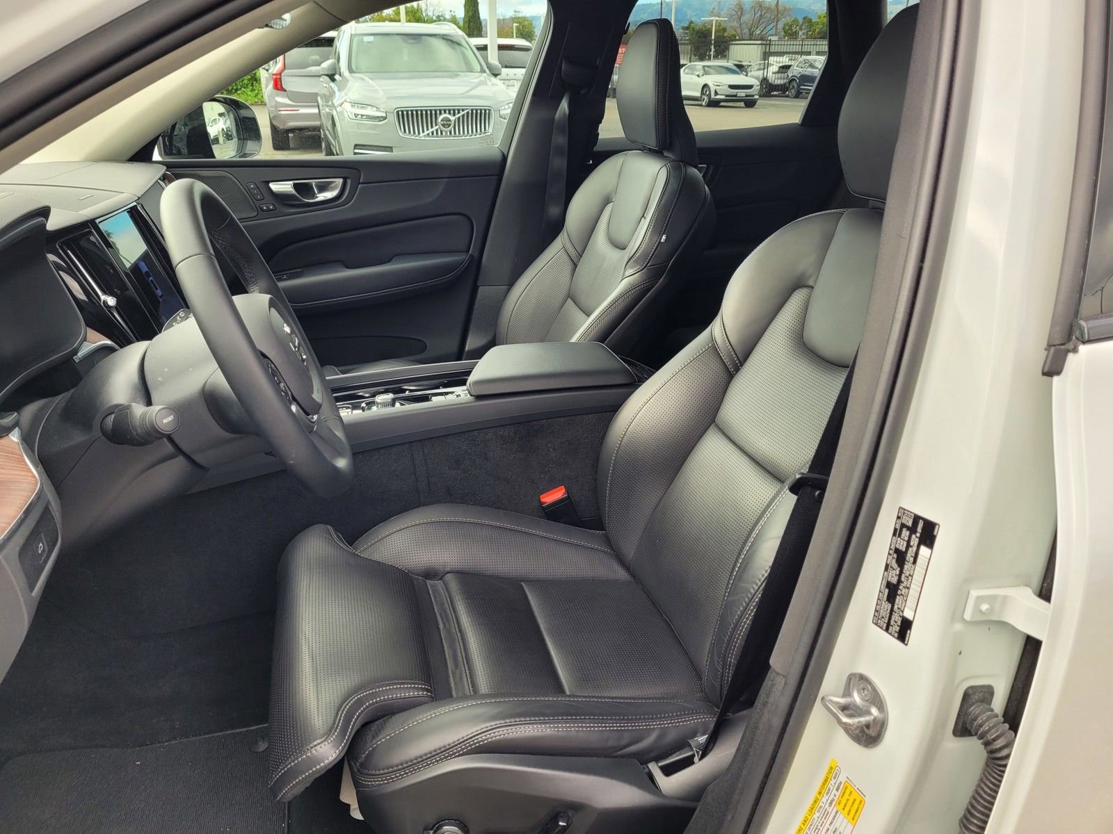 Certified 2023 Volvo XC60 B6 Ultimate w/ Protection Package Premier image 9