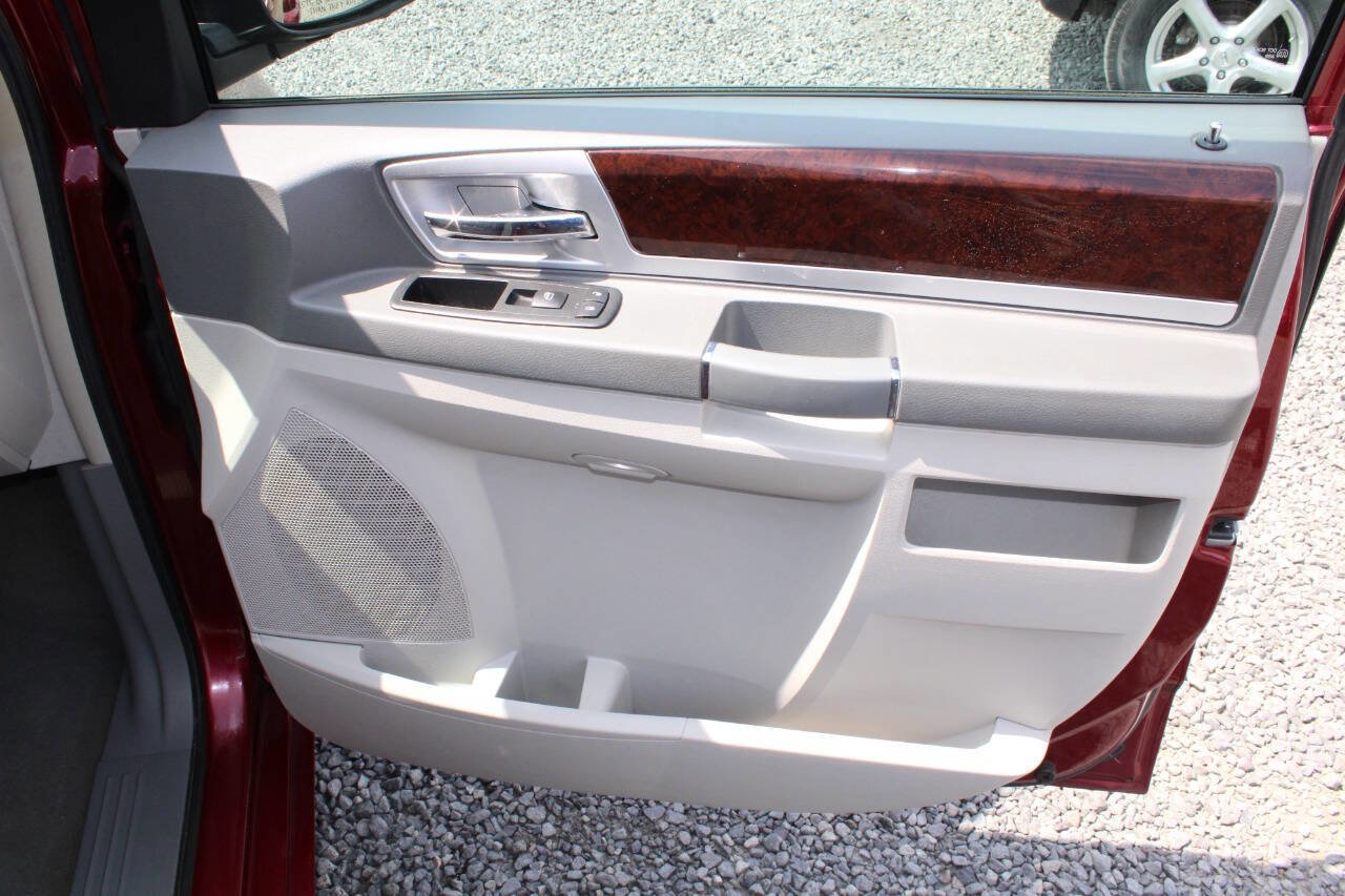 Used 2010 Chrysler Town & Country Touring w/ Entertainment Group #2 FWD image 24