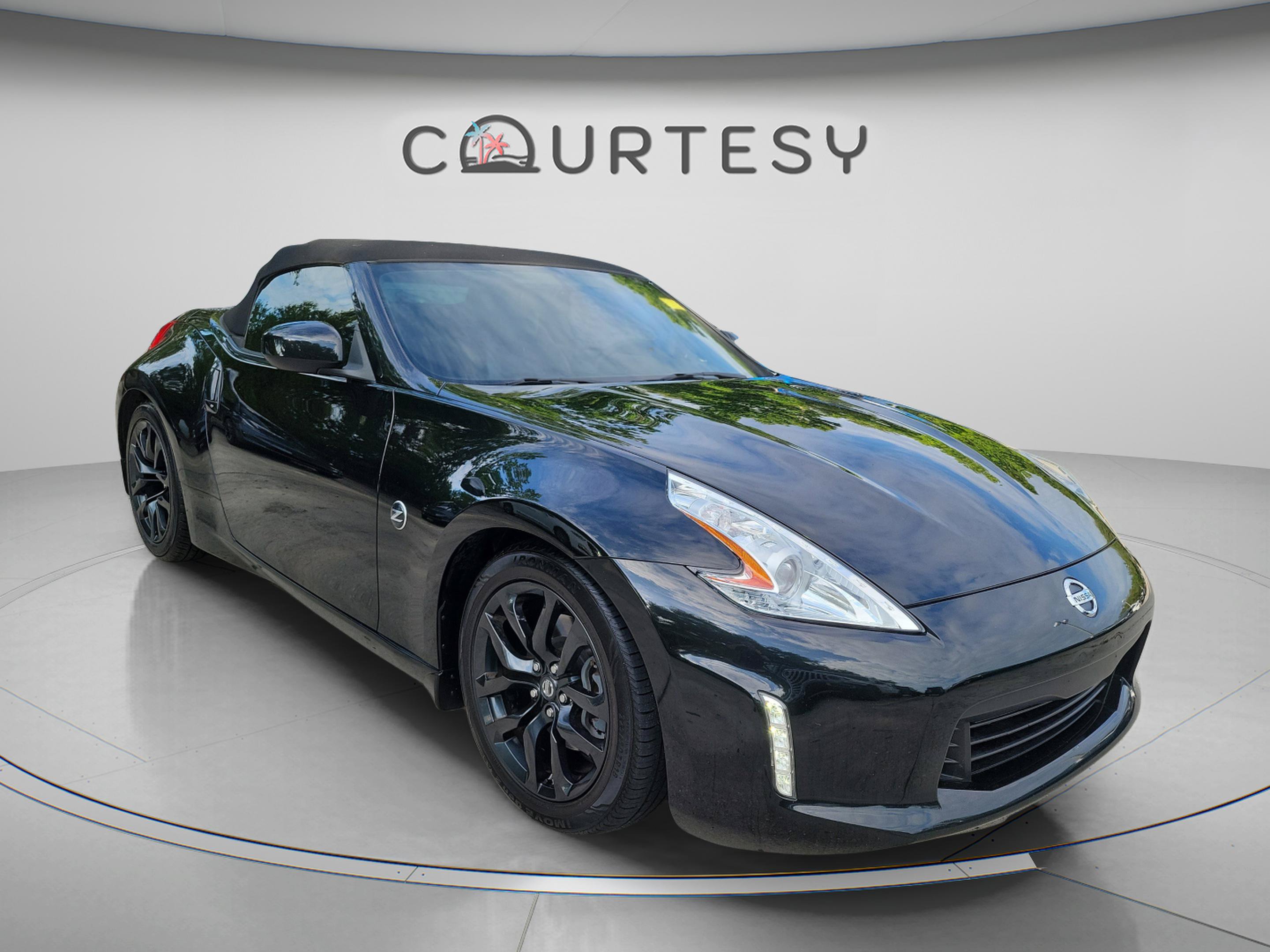 Used 2016 Nissan 370Z Touring RWD image 4