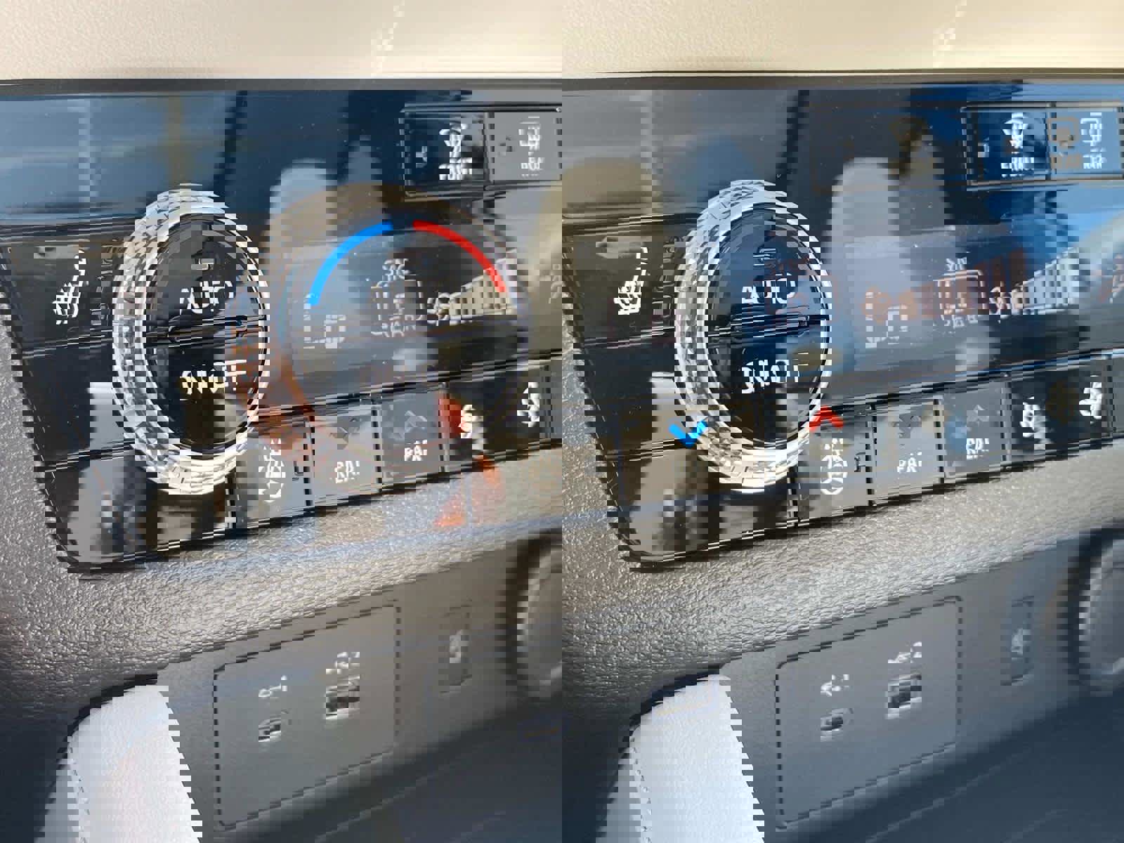 New 2025 Mitsubishi Outlander SEL image 14