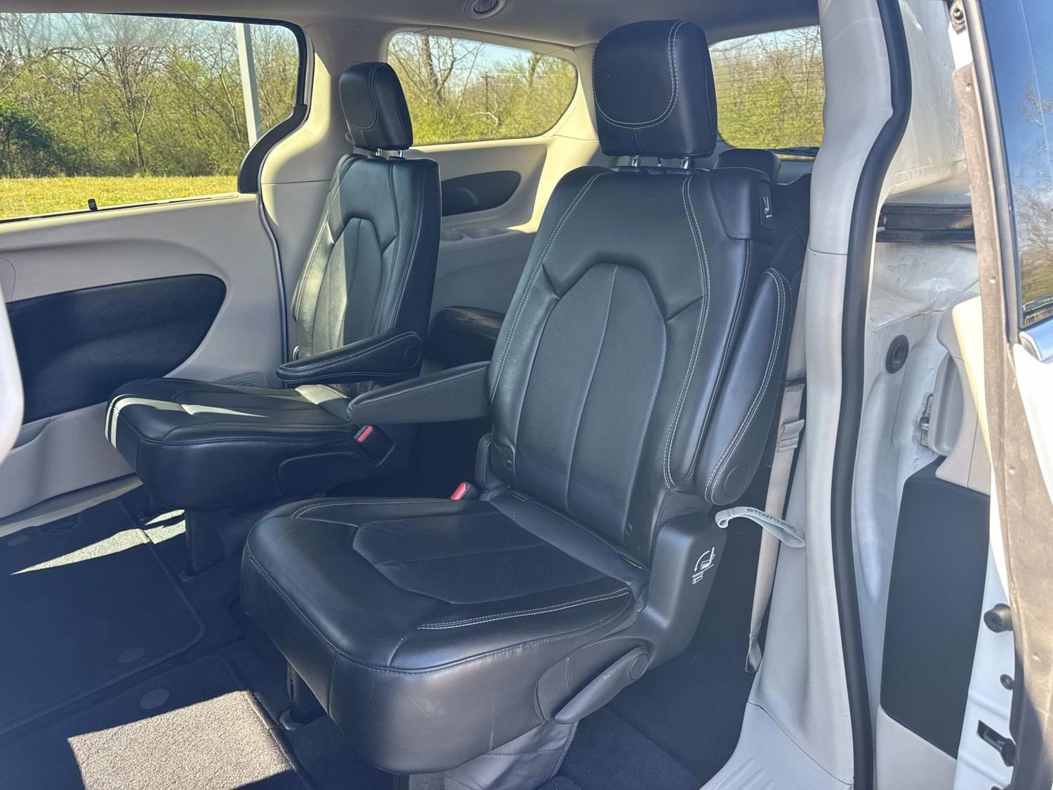 Used 2024 Chrysler Pacifica Touring-L image 15