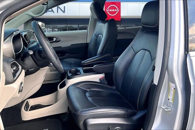 Used 2024 Chrysler Pacifica Touring-L image 18