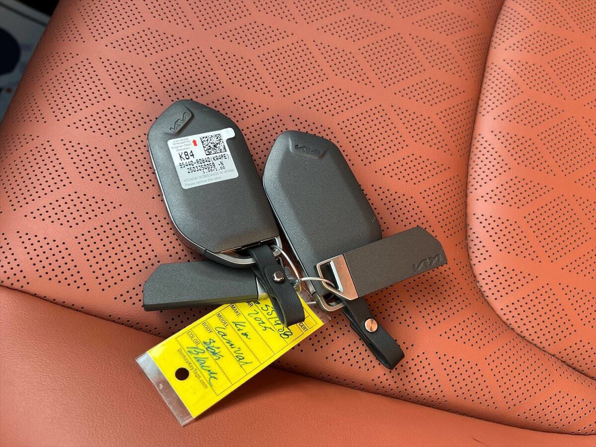 Used 2026 Kia Carnival SX w/ SX Dark Edition Package image 20