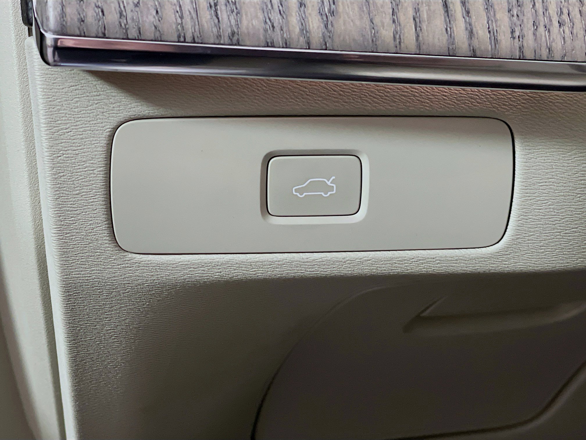 Used 2024 Volvo XC90 B5 Plus image 17