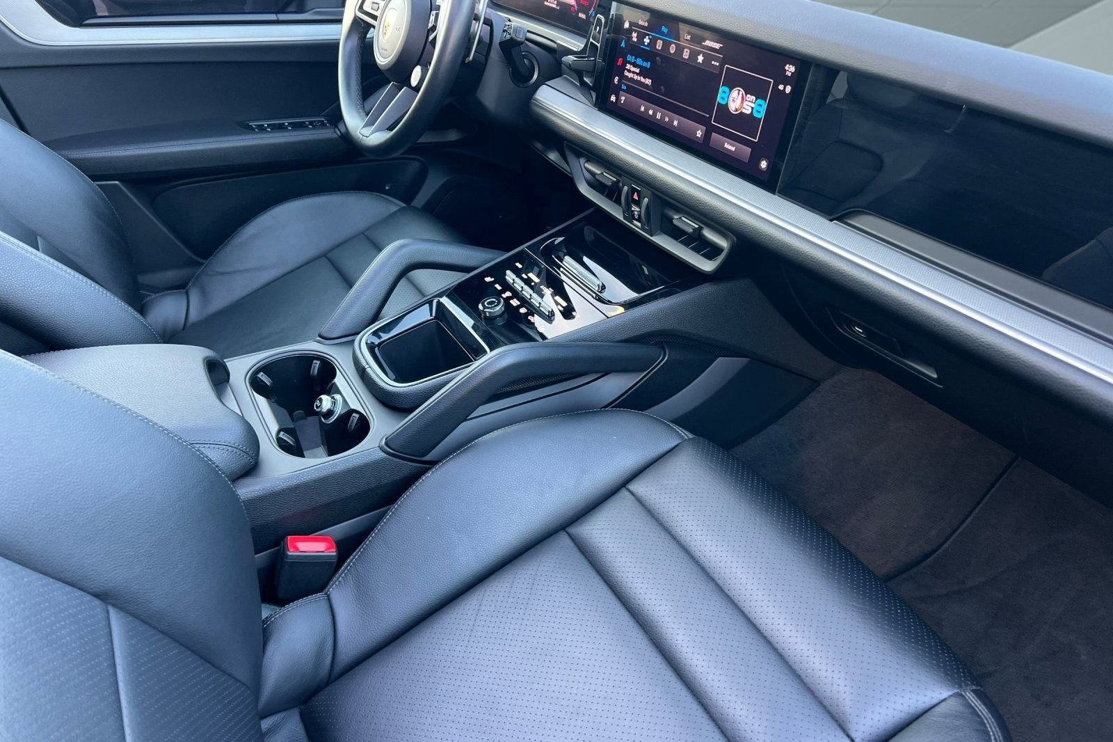 Used 2024 Porsche Cayenne image 32