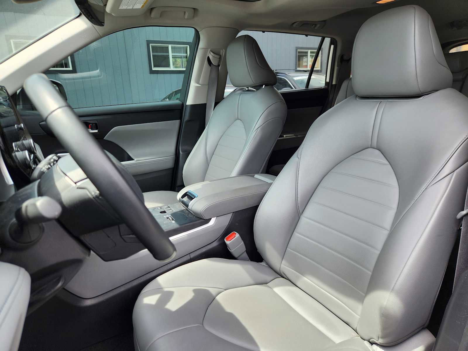 Used 2023 Toyota Highlander XLE FWD image 7