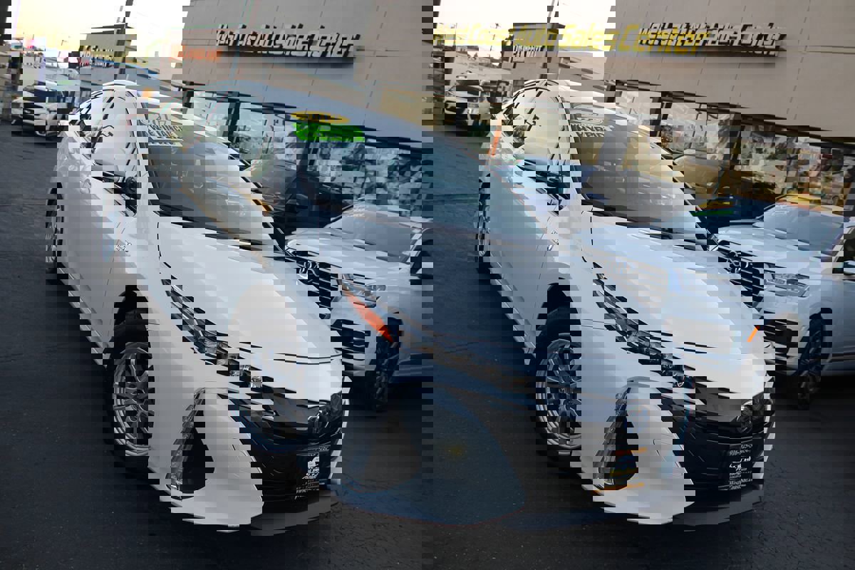 Used 2017 Toyota Prius Prime Premium image 36