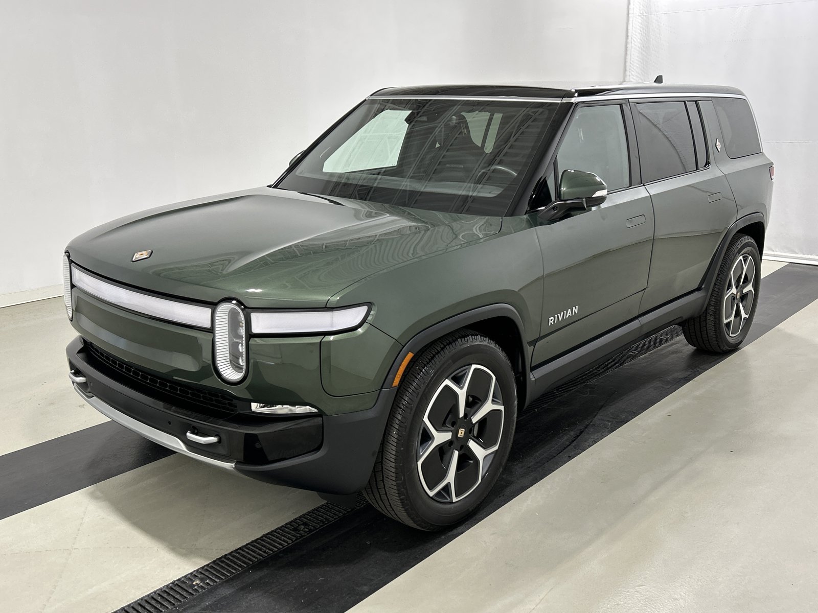 Used 2024 Rivian R1S Adventure AWD/4WD image 1