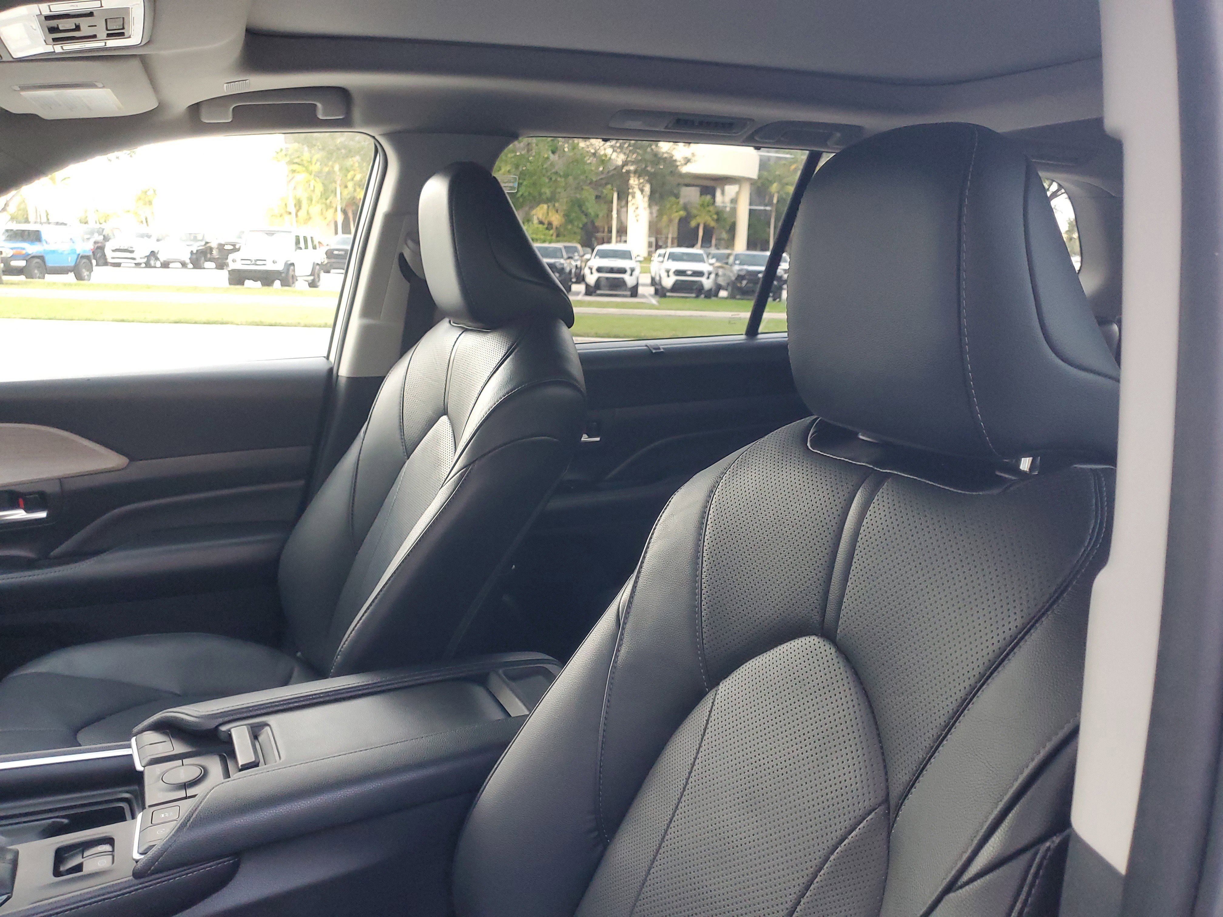 Used 2024 Toyota Grand Highlander Limited image 18