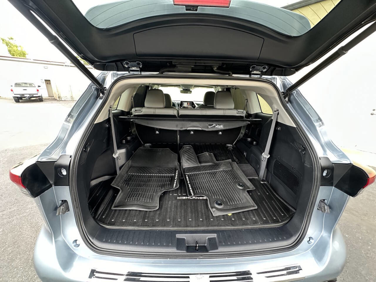 Used 2020 Toyota Highlander XLE FWD image 25