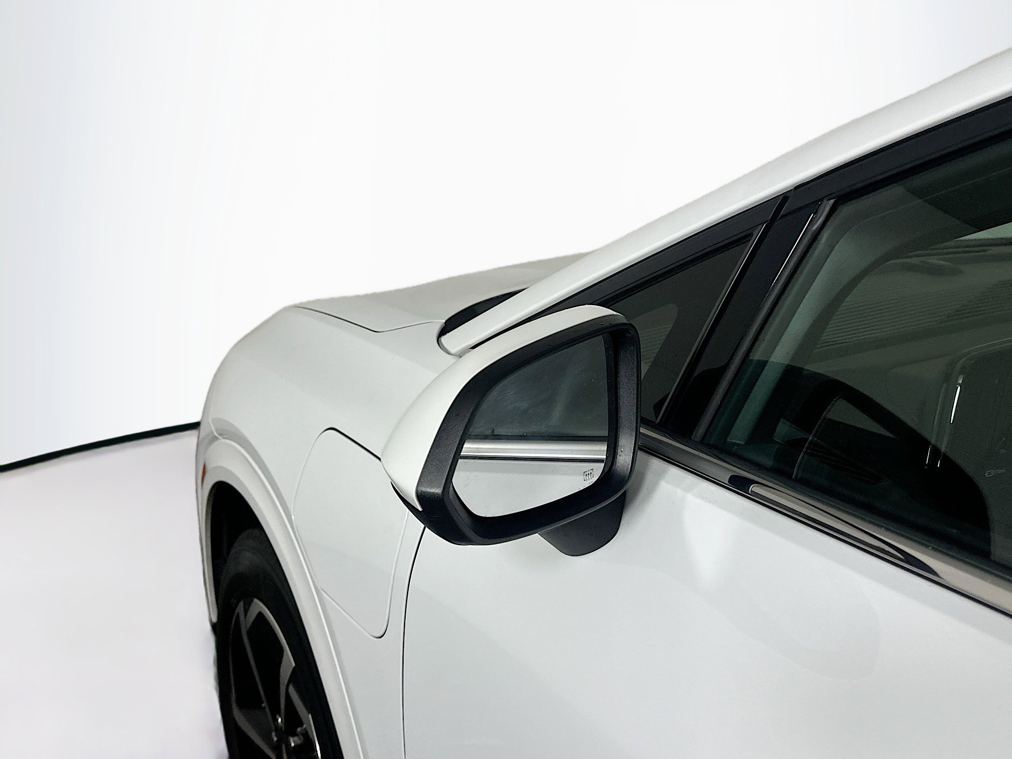 Used 2025 Chevrolet Equinox EV LT w/ Convenience Package image 16