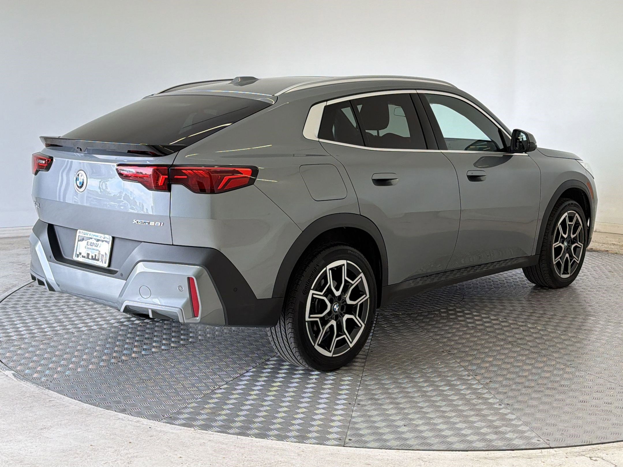 Used 2025 BMW X2 xDrive28i w/ Premium Package image 9