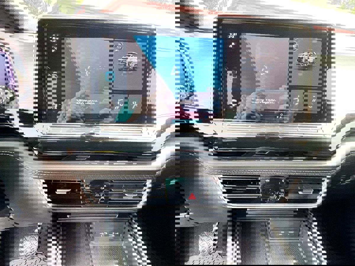 Used 2024 Volkswagen Atlas Cross Sport SE image 12