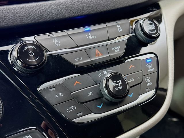 Used 2022 Chrysler Pacifica Touring-L image 15