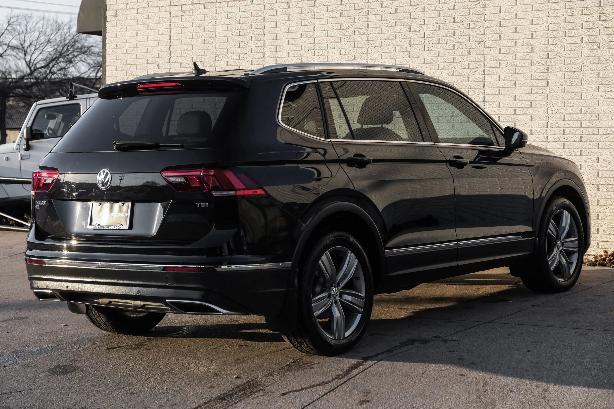 Used 2018 Volkswagen Tiguan SEL Premium image 8