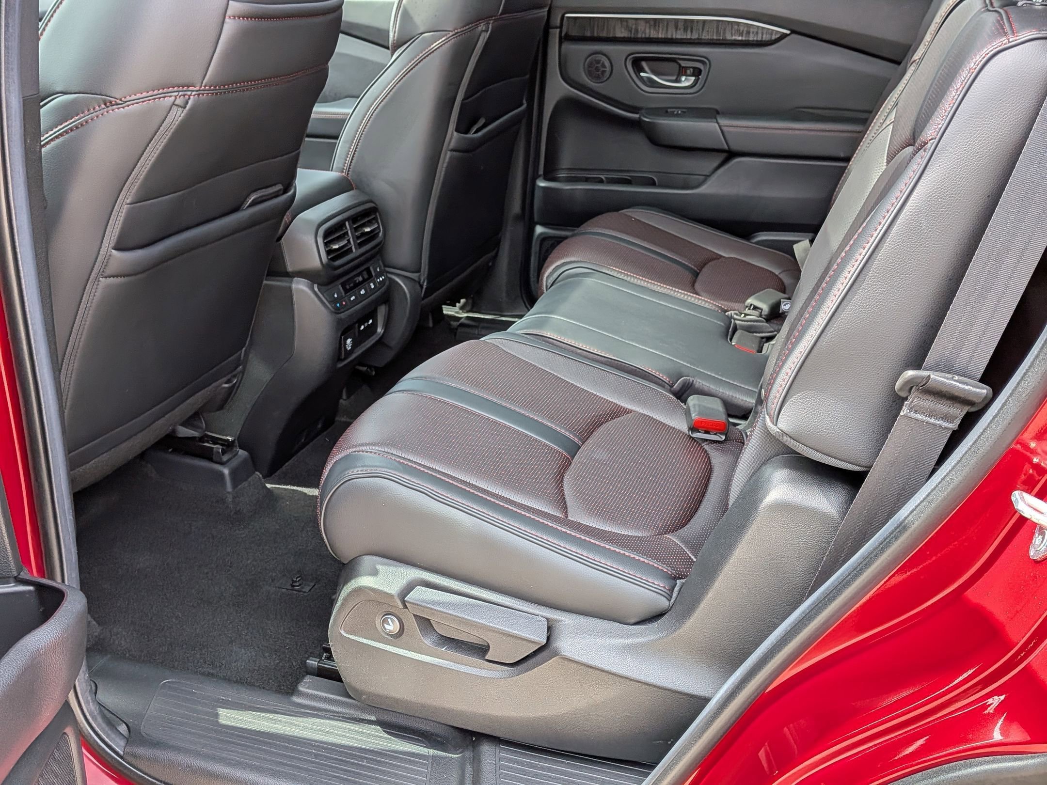 Certified 2025 Honda Pilot Black Edition image 23