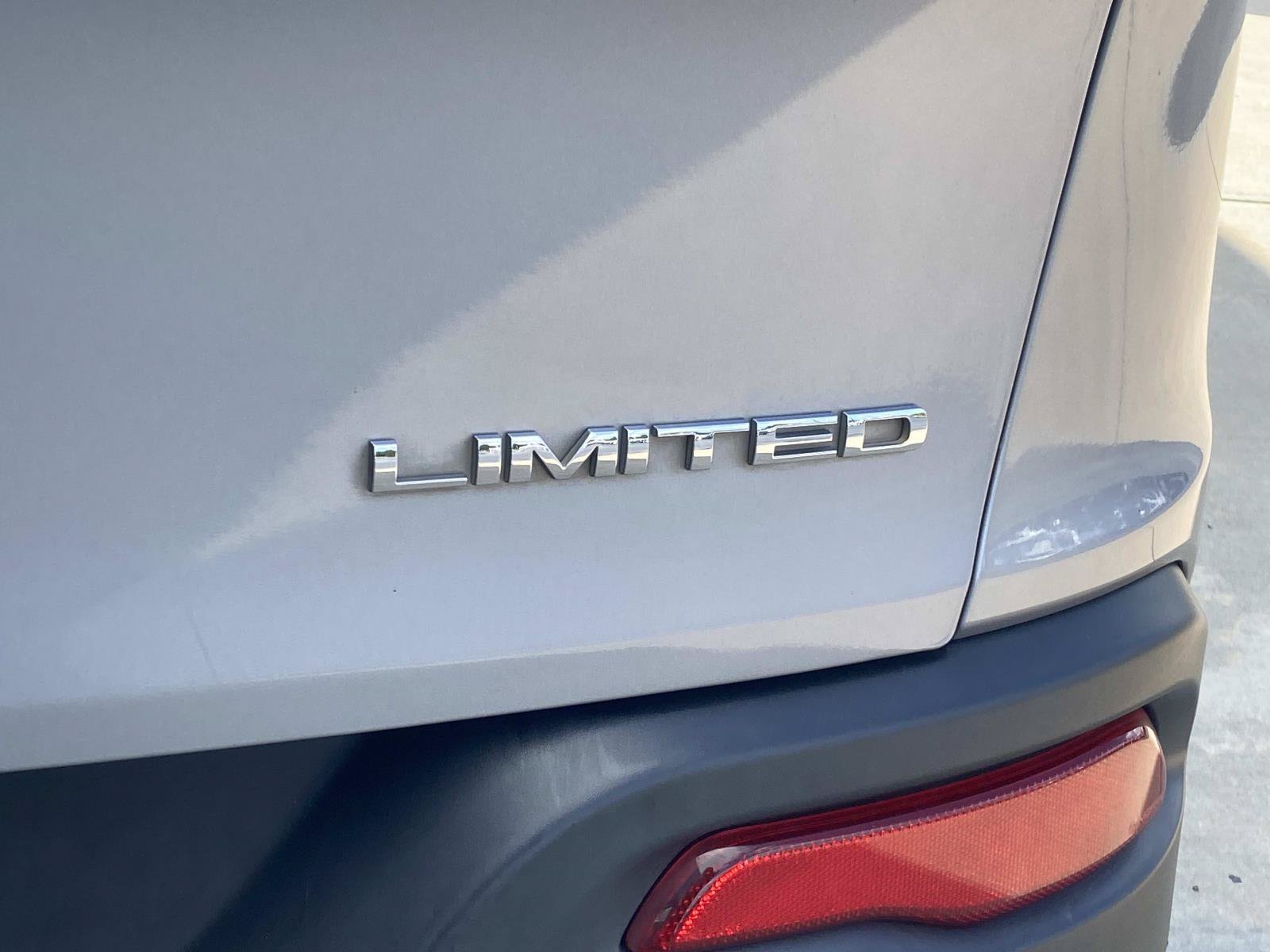 Used 2018 Jeep Cherokee Limited FWD image 6