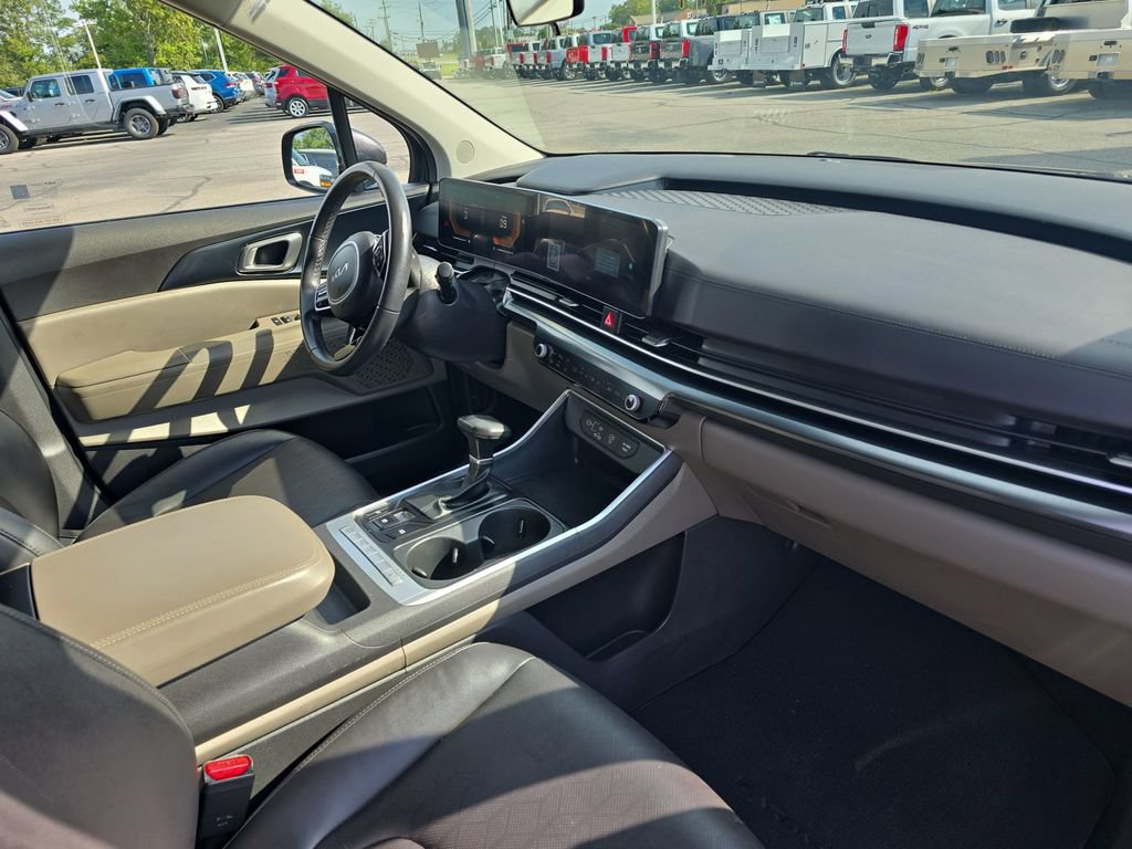 Used 2025 Kia Carnival FWD image 22
