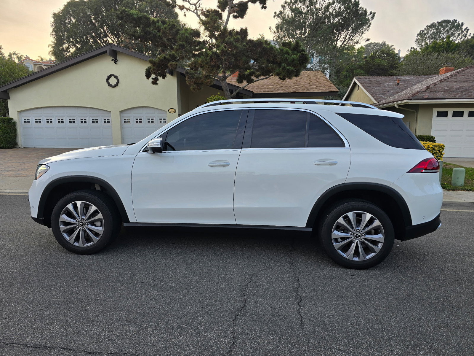 Used 2023 Mercedes-Benz GLE 350 w/ Premium Package image 3