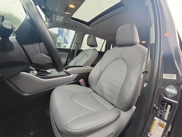 Used 2024 Toyota Highlander XLE image 7