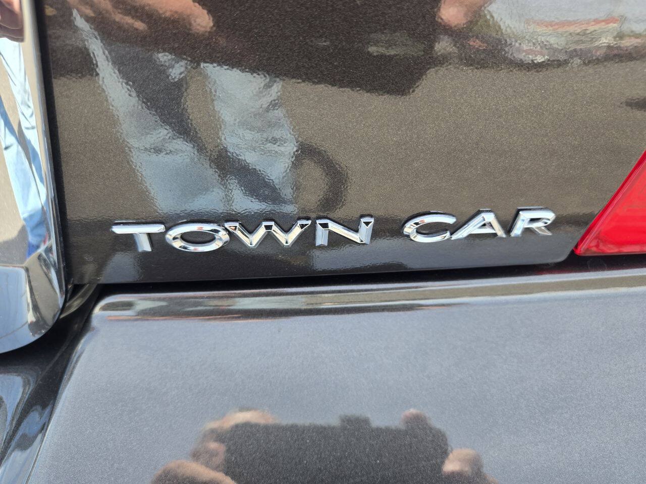 Used 2005 Lincoln Town Car Signature RWD image 12
