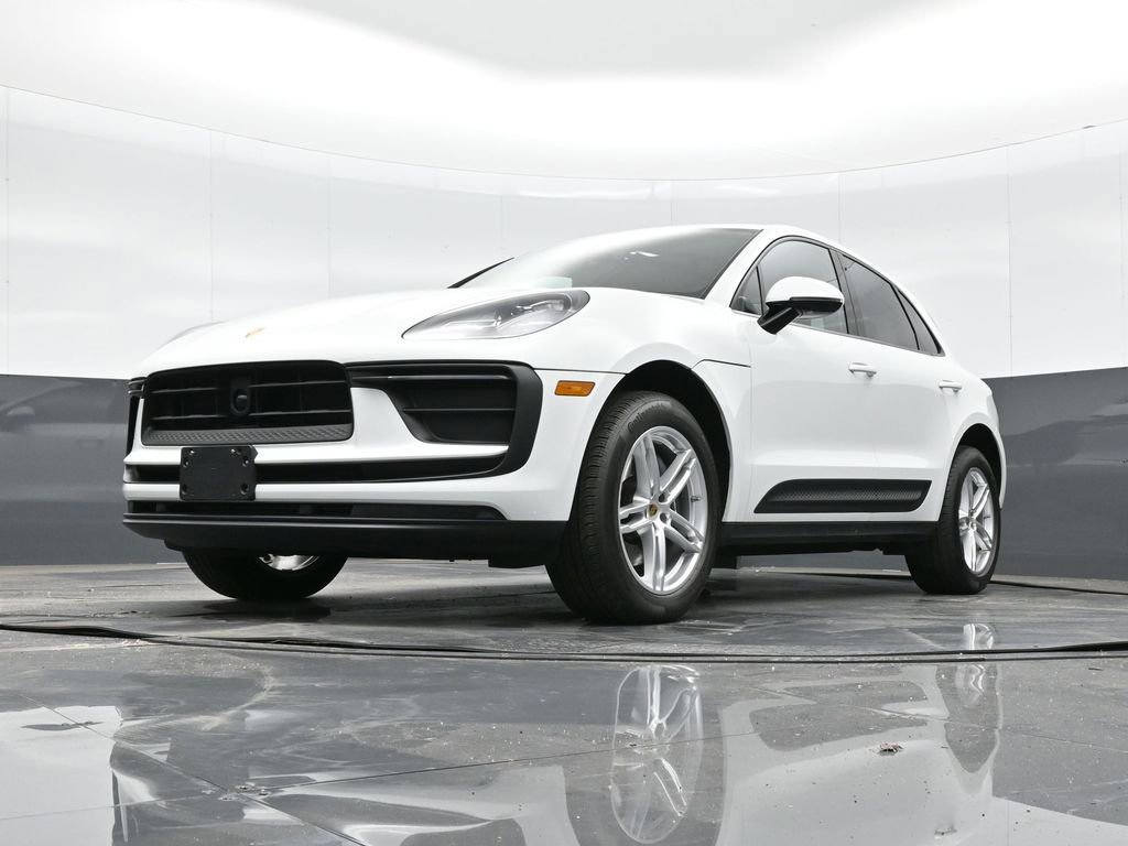 Certified 2025 Porsche Macan AWD/4WD image 34