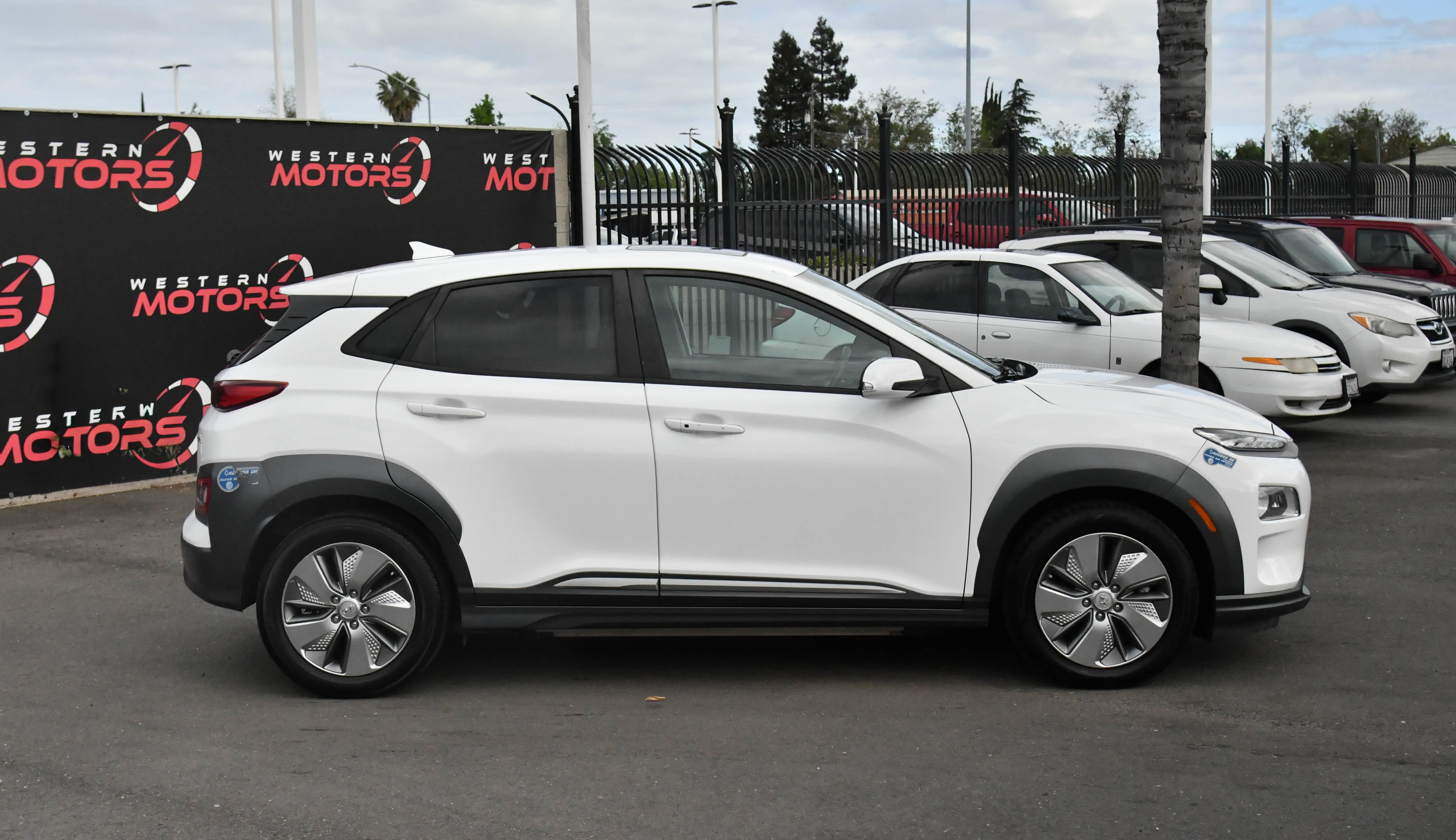 Used 2021 Hyundai Kona Limited image 9