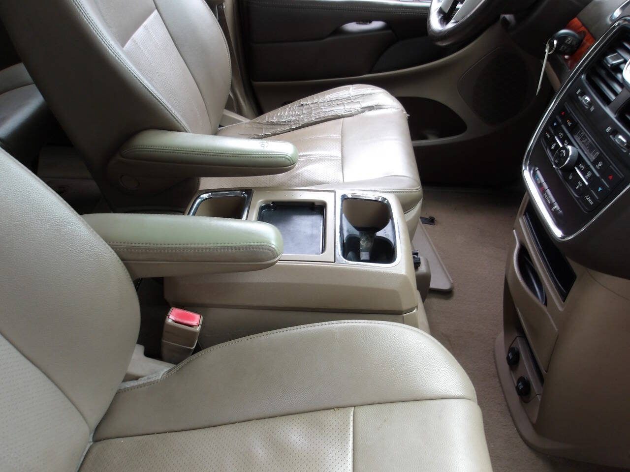 Used 2014 Chrysler Town & Country Touring-L w/ Trailer Tow Group FWD image 18