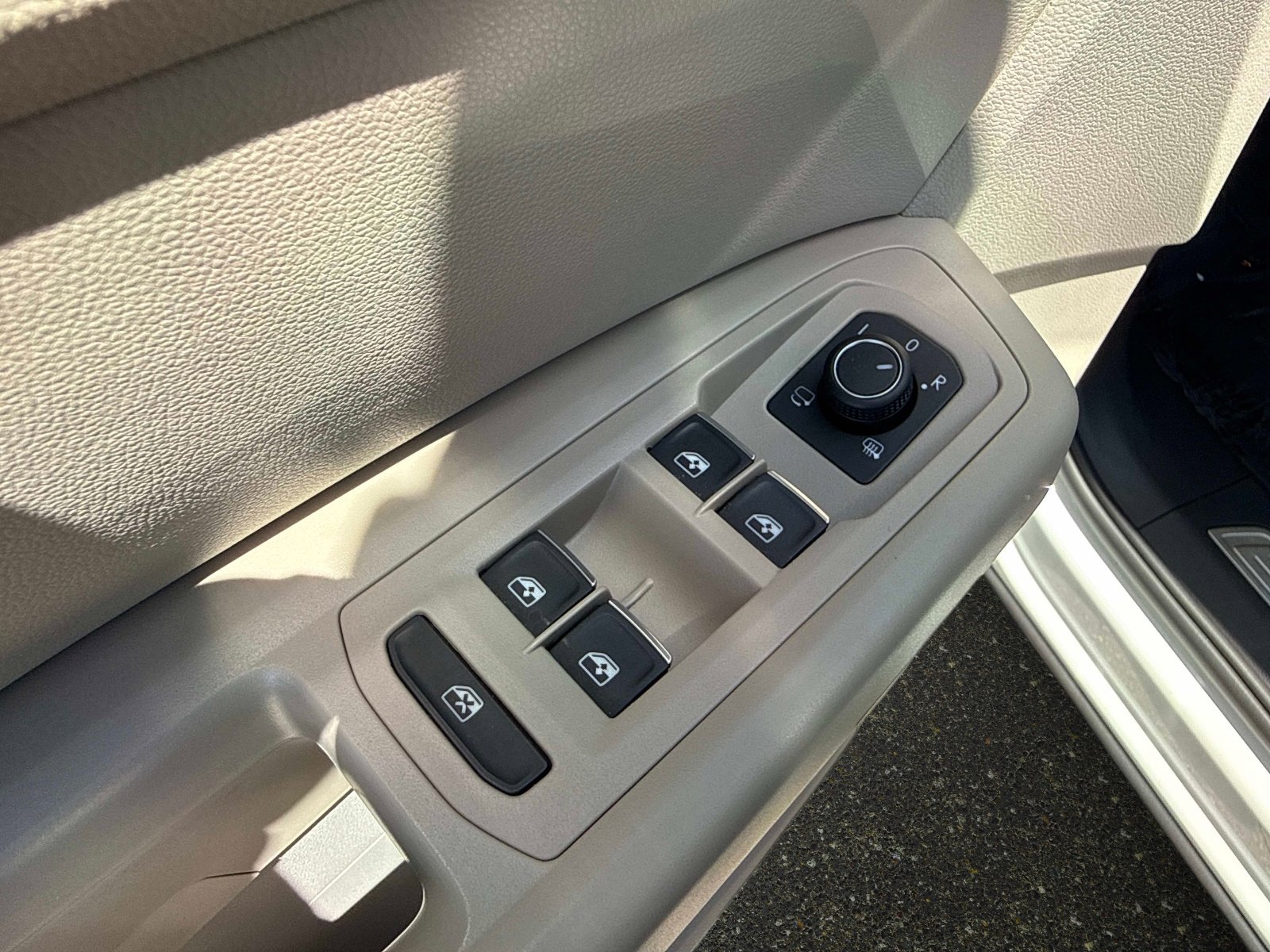 Used 2018 Volkswagen Atlas SEL Premium AWD/4WD image 18