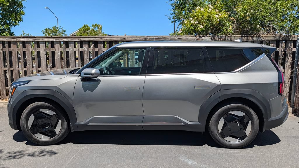 Used 2024 Kia EV9 Light Long Range RWD image 2