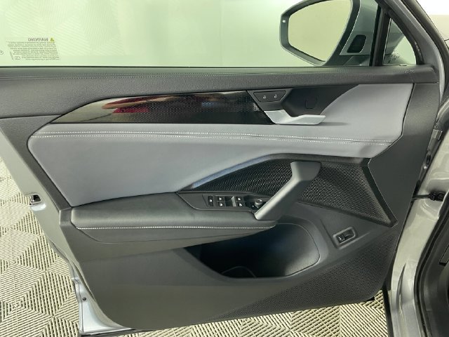 Used 2025 Volkswagen Tiguan SE FWD image 15