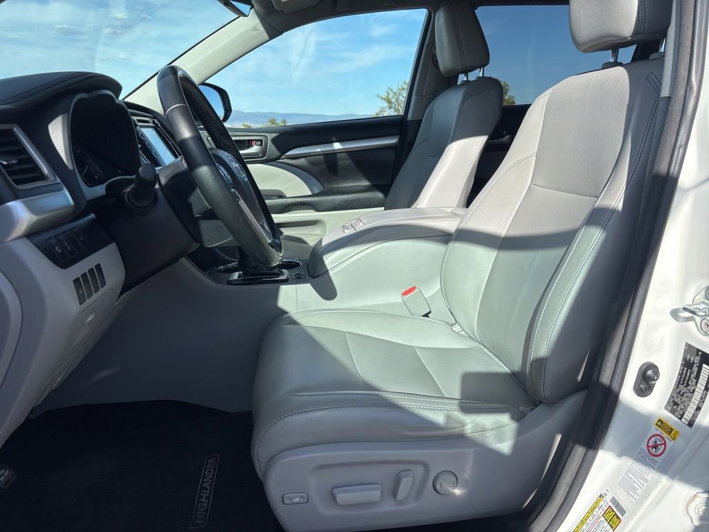 Used 2017 Toyota Highlander XLE w/ Carpet Mat Package AWD/4WD image 10