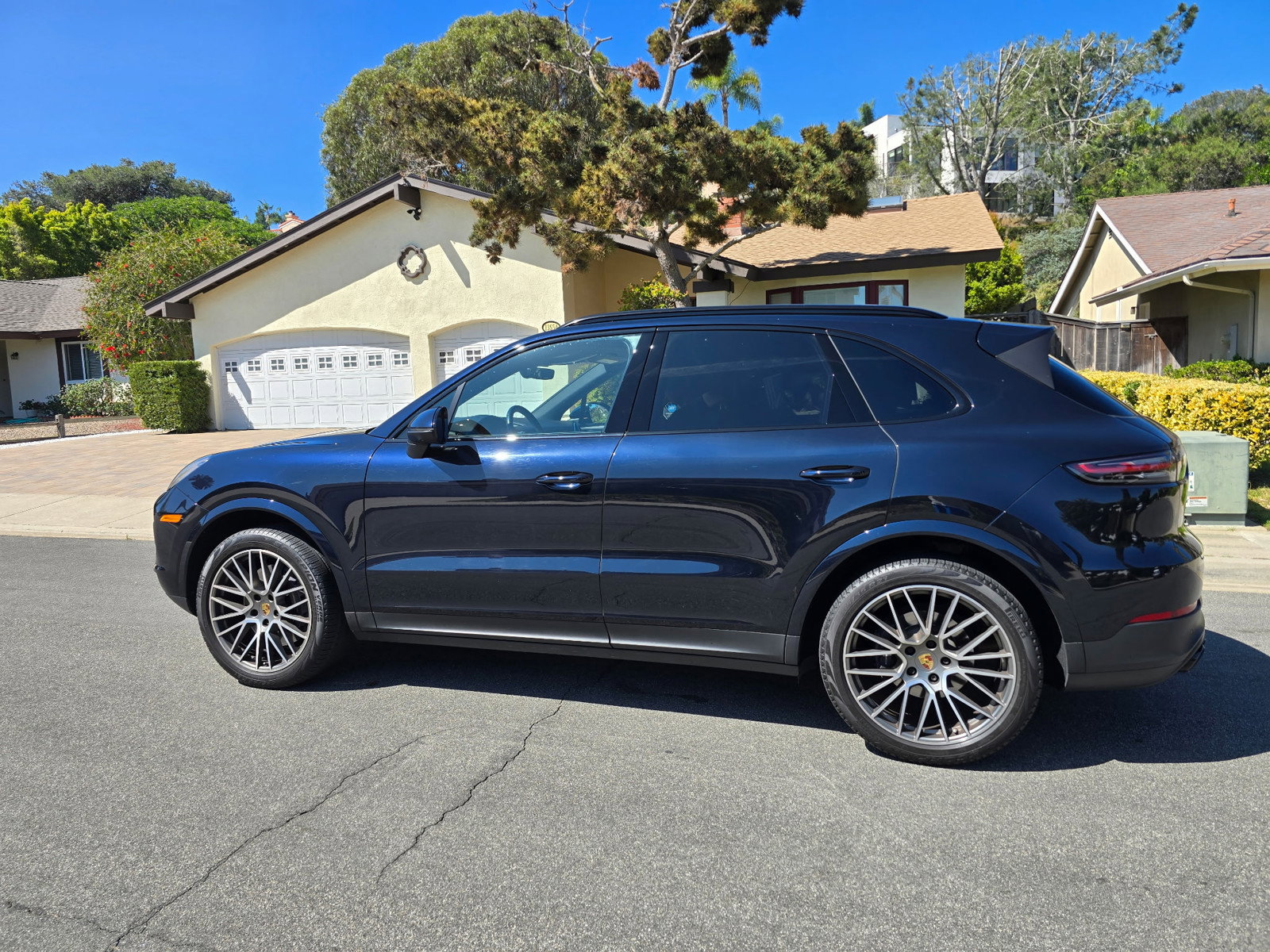 Used 2022 Porsche Cayenne Platinum Edition w/ Premium Package Plus image 10