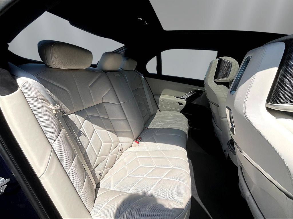 Used 2023 BMW 760i xDrive w/ Executive Package AWD/4WD image 24