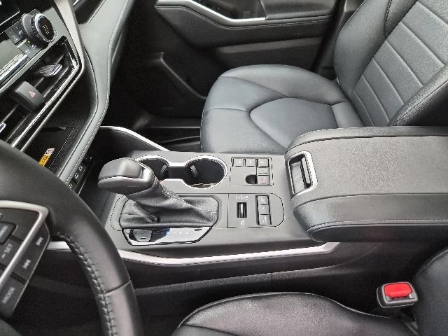 Used 2023 Toyota Highlander XLE AWD/4WD image 19