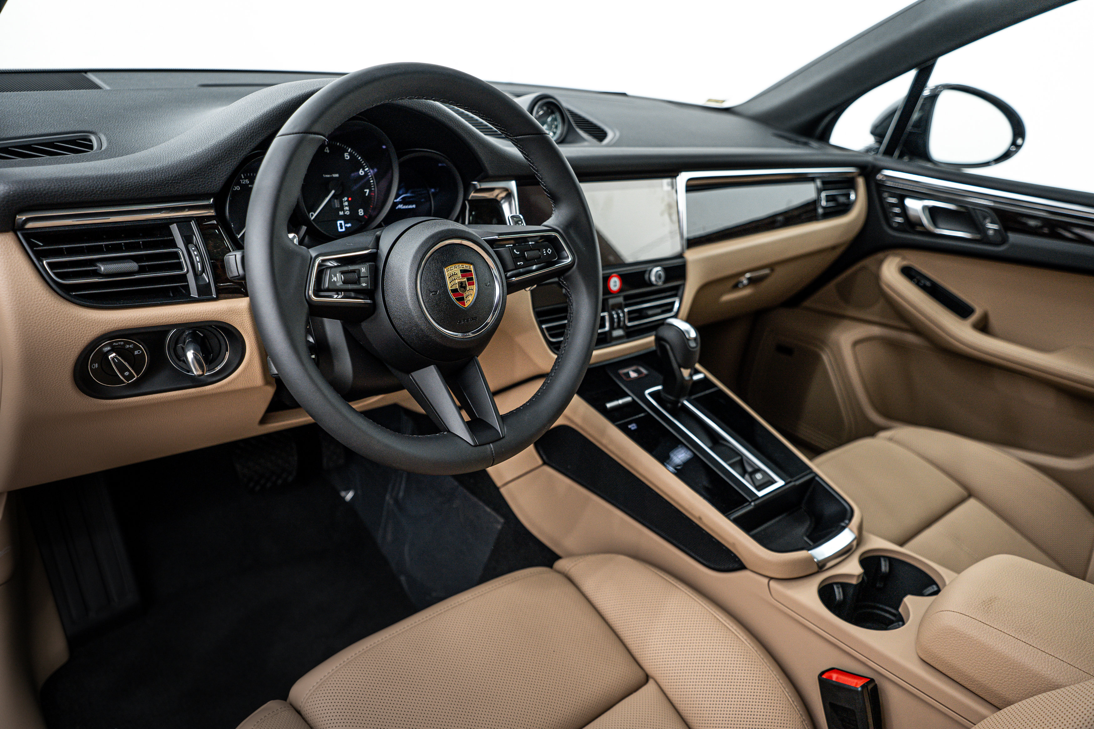 New 2025 Porsche Macan image 4