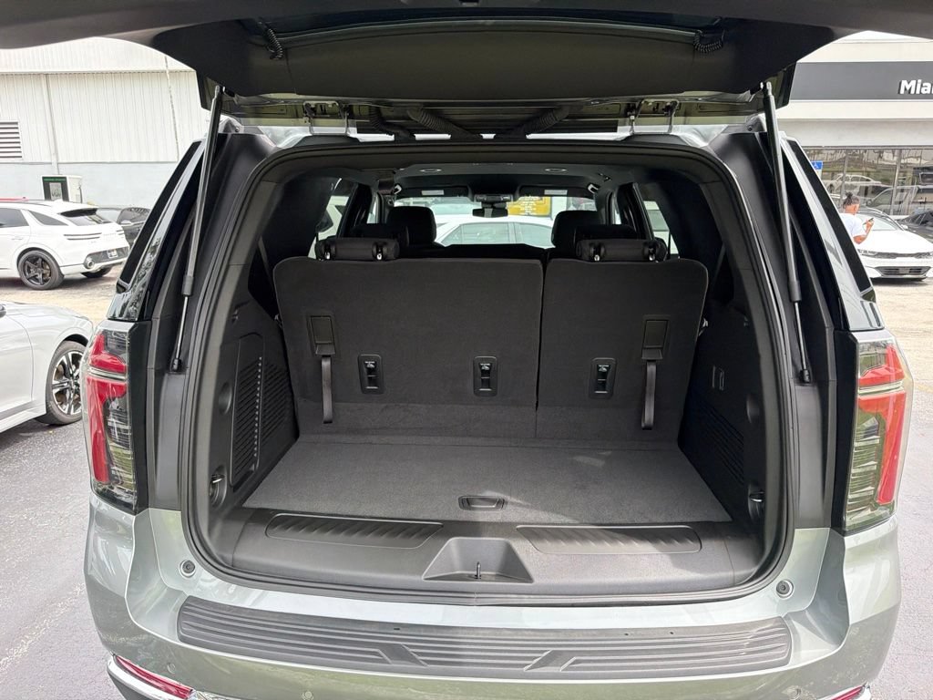 Used 2025 Chevrolet Tahoe LS RWD image 3