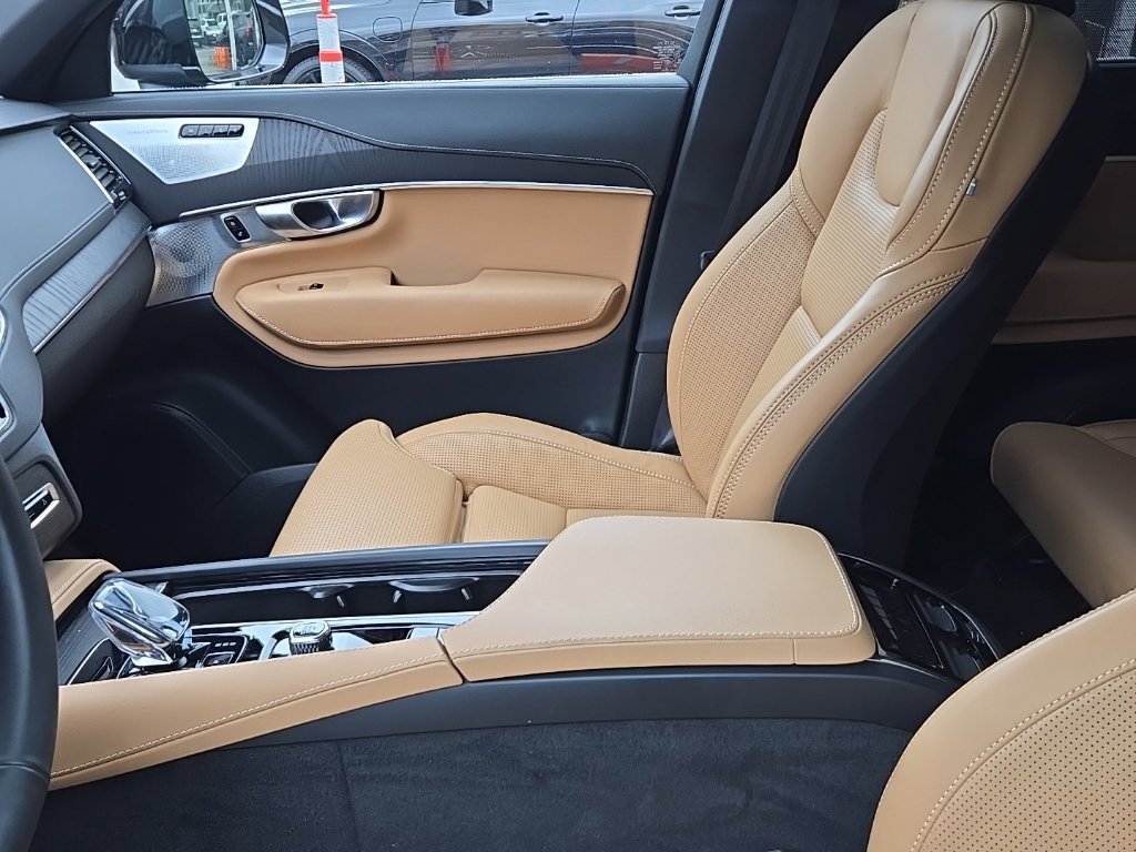 Certified 2024 Volvo XC90 B6 Ultimate w/ Protection Package AWD/4WD image 13