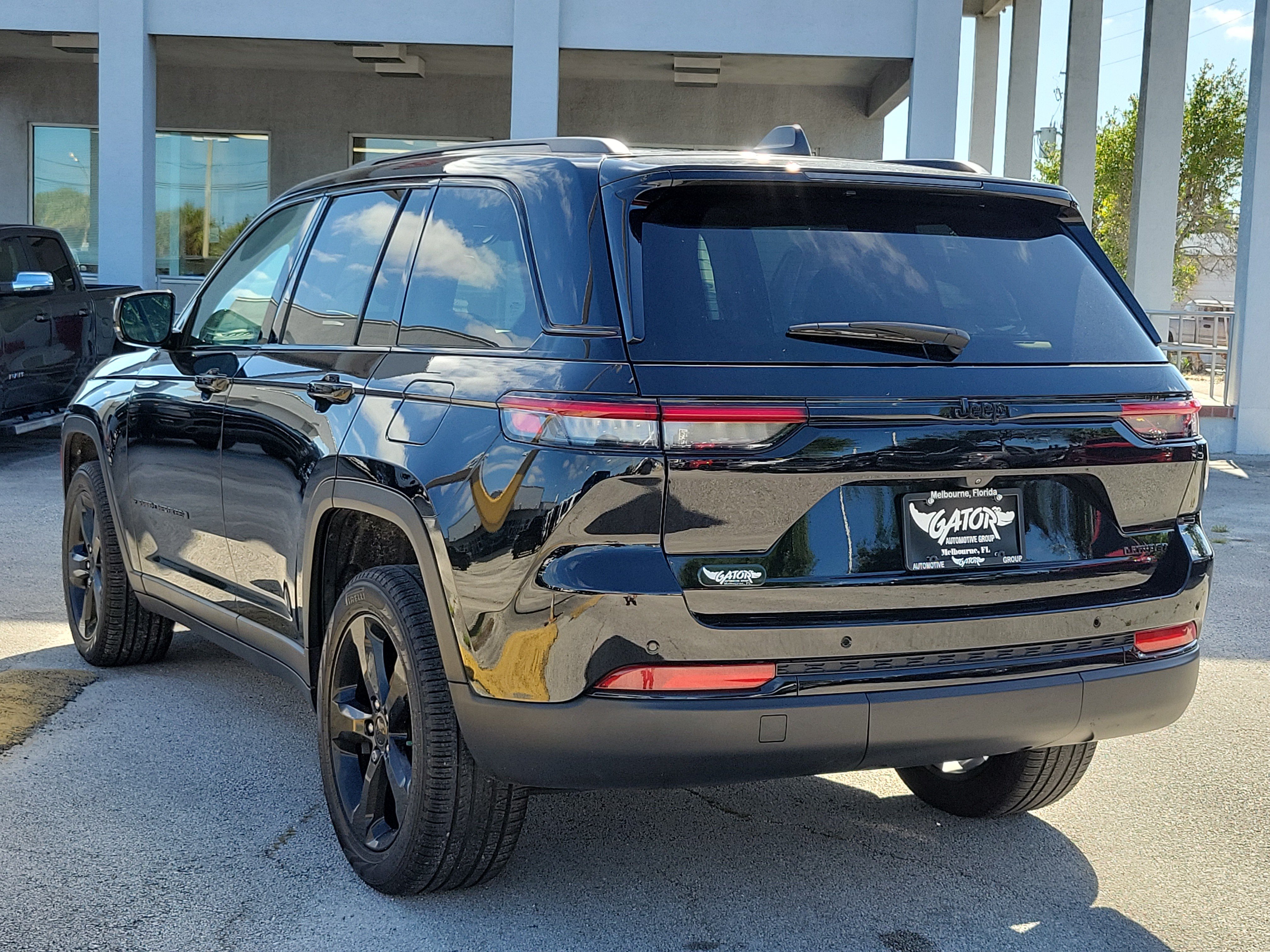 Used 2024 Jeep Grand Cherokee Limited w/ Black Appearance Package RWD image 3