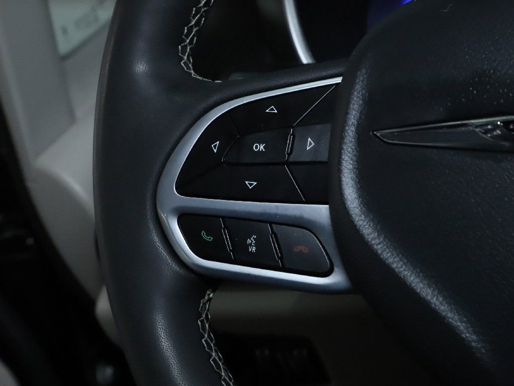 Used 2024 Chrysler Pacifica Touring-L image 22