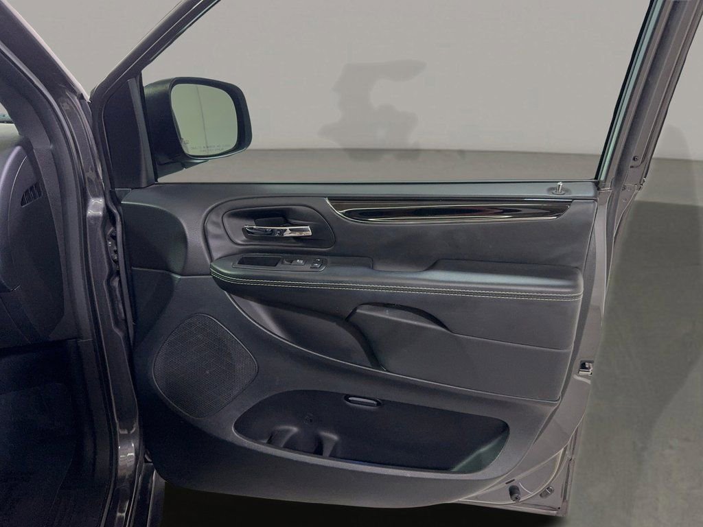Used 2018 Dodge Grand Caravan SXT w/ Blacktop Package image 37